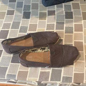 Tom’s brown woman shoes. Size 6.